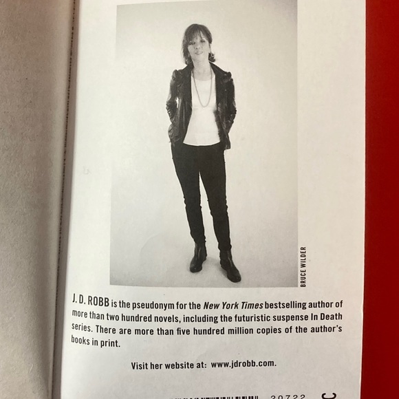 Golden In Death From Her In Death Series by J.D. Robb Softcover 421 Pages - Picture 5 of 16